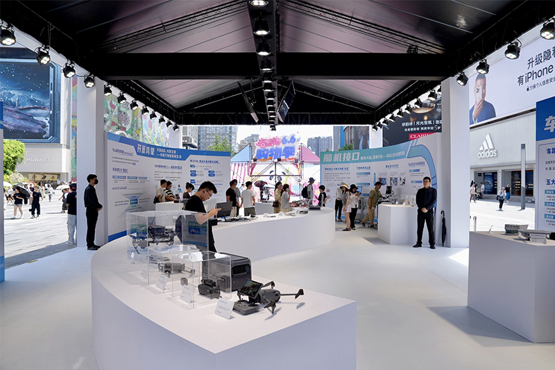 立園滿園·首發春熙 未來產品“穿越”到春熙路廣場 成都科技